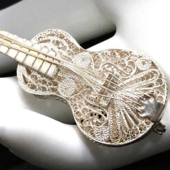 Vintage Silver Filigree Guitar or Violin Brooch, Cannetille Wire Work, 1940s - Picture 2 of 10